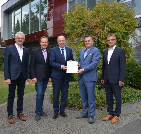 Landrat Christoph Rüther und Geschäftsführer Stefan Pöschel von der Interargem in Bielefeld unterzeichnen Fortsetzungsvertrag über die Annahme von Verbrennungsschlacken im Entsorgungszentrum „Alte Schanze“.